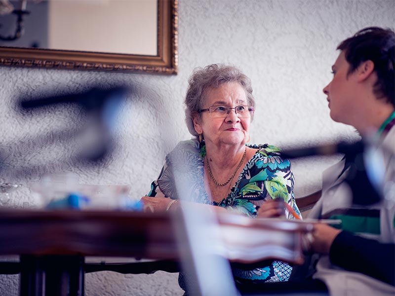 Thuiszorg in gesprek met oudere mevrouw