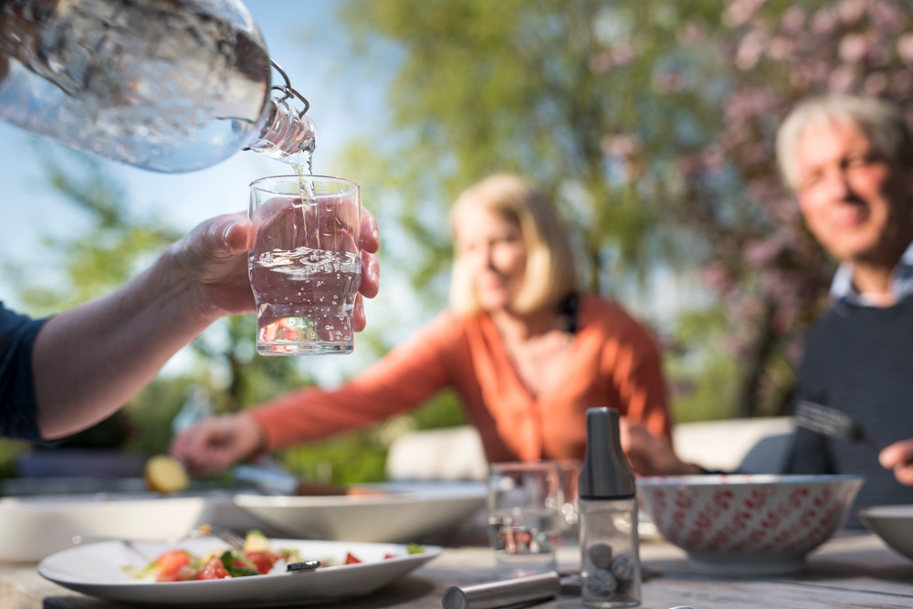 vrienden eten aan tafel buiten