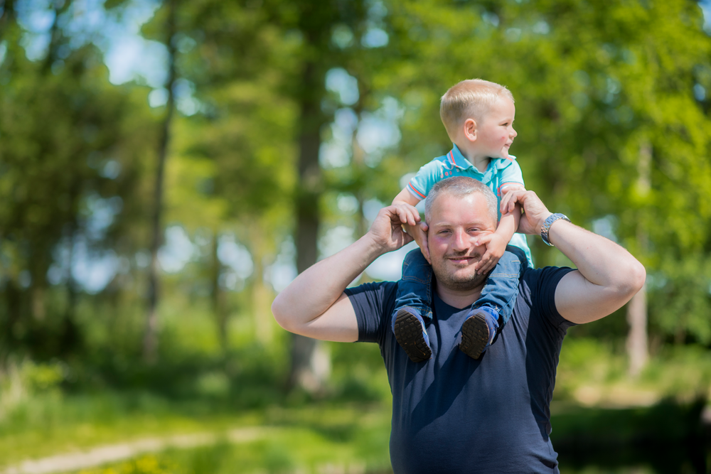 Wandelen met kind op de nek