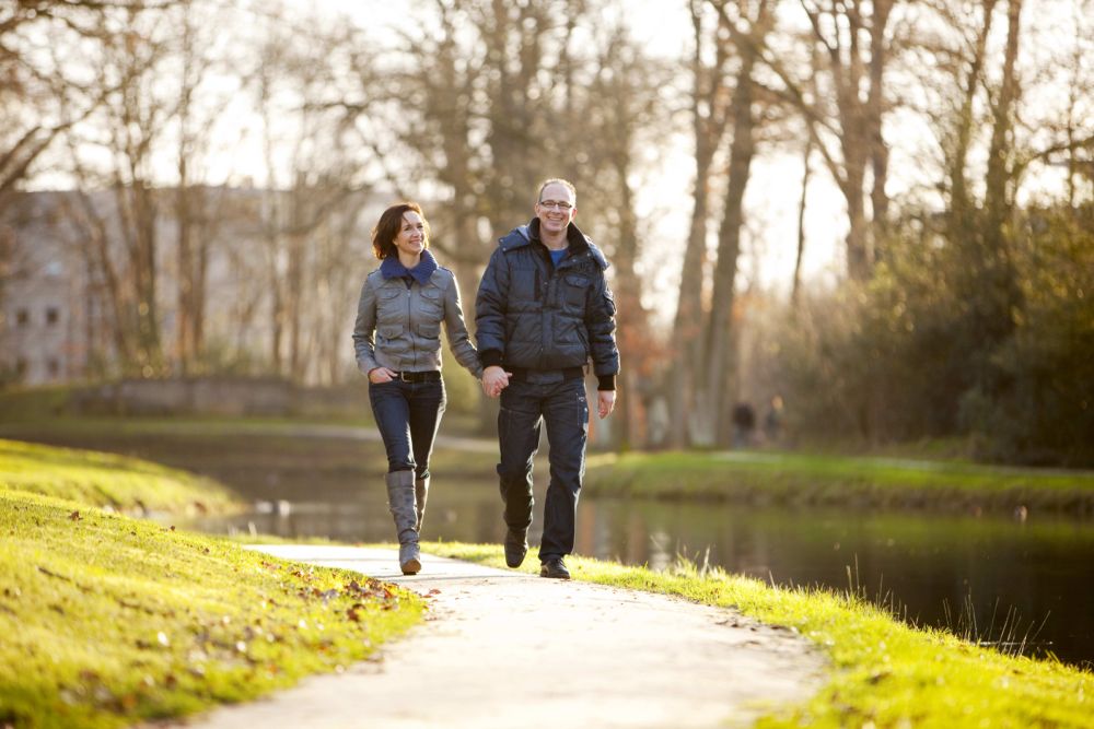 Stel loopt in het park