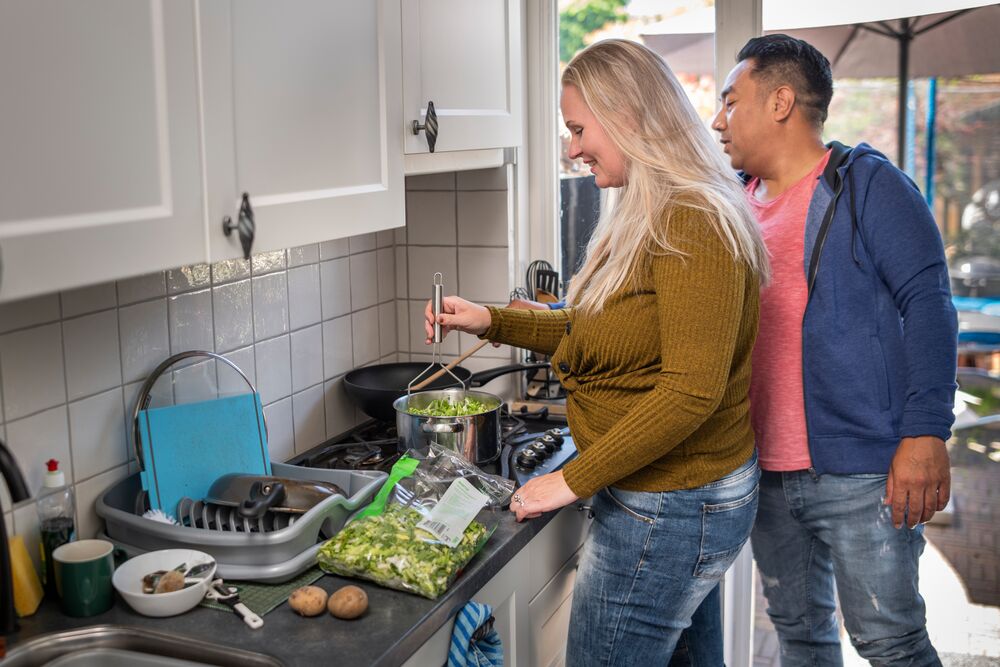 Man en vrouw aan het koken