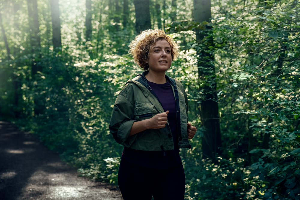 vrouw loopt in bos