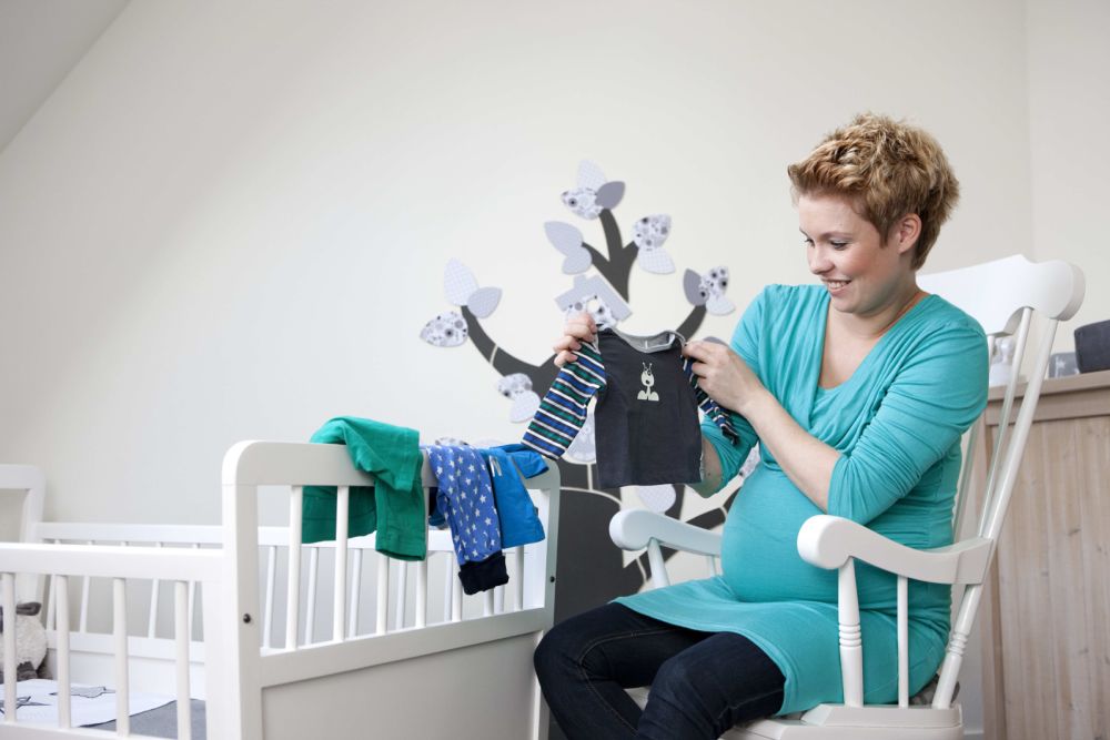 Zwangere vrouw in babykamer