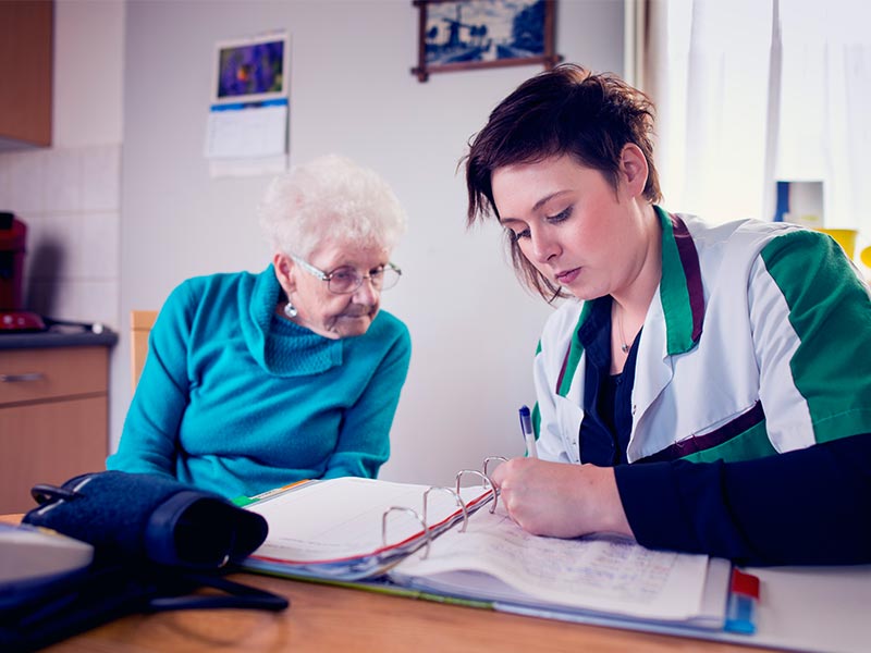 Thuiszorg medewerker bij oudere mevrouw thuis