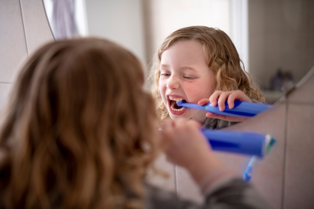 Kind poetst haar tanden