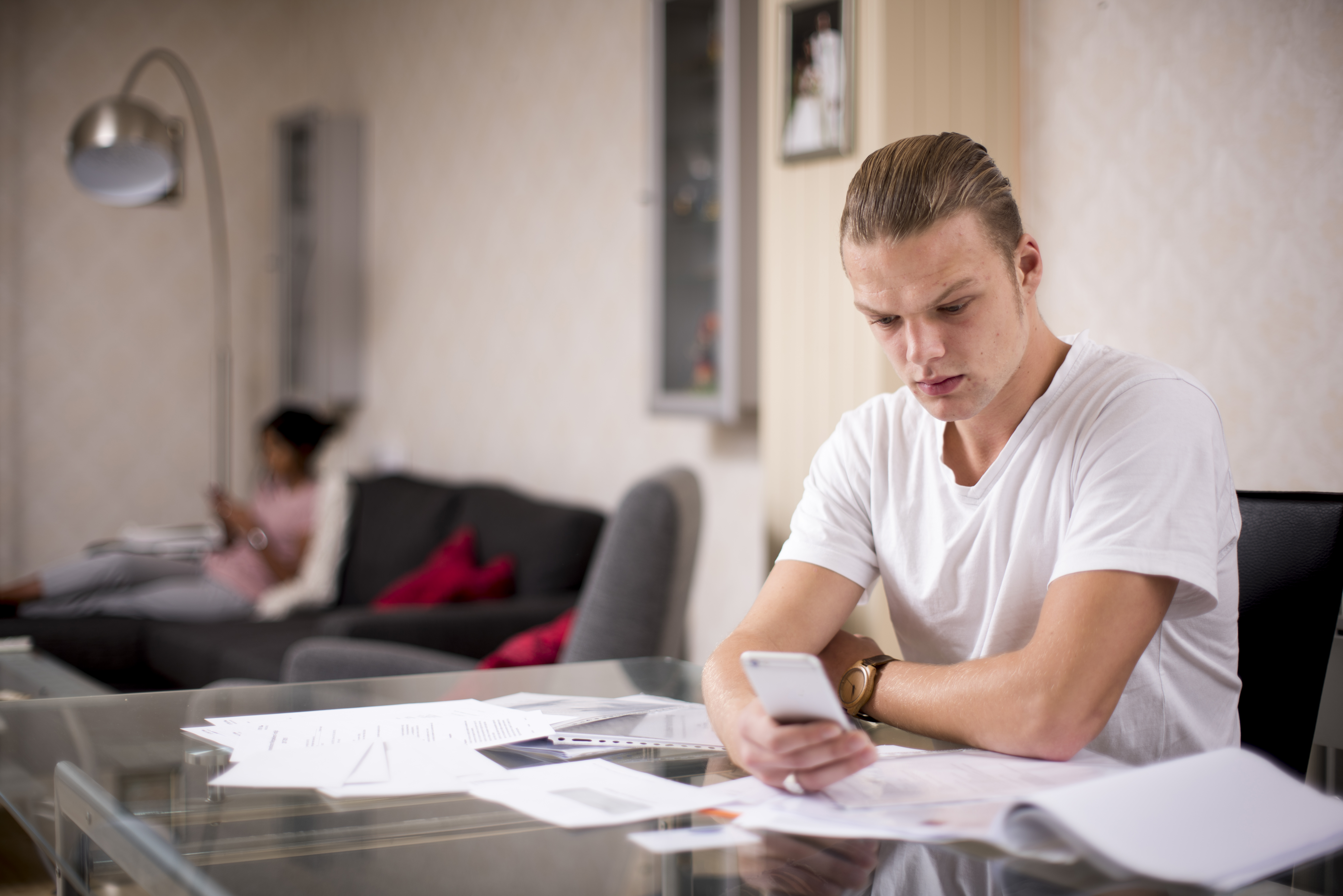 Jongen bekijken bankzaken