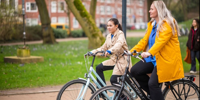 Vrouw en meisje aan het fietsen