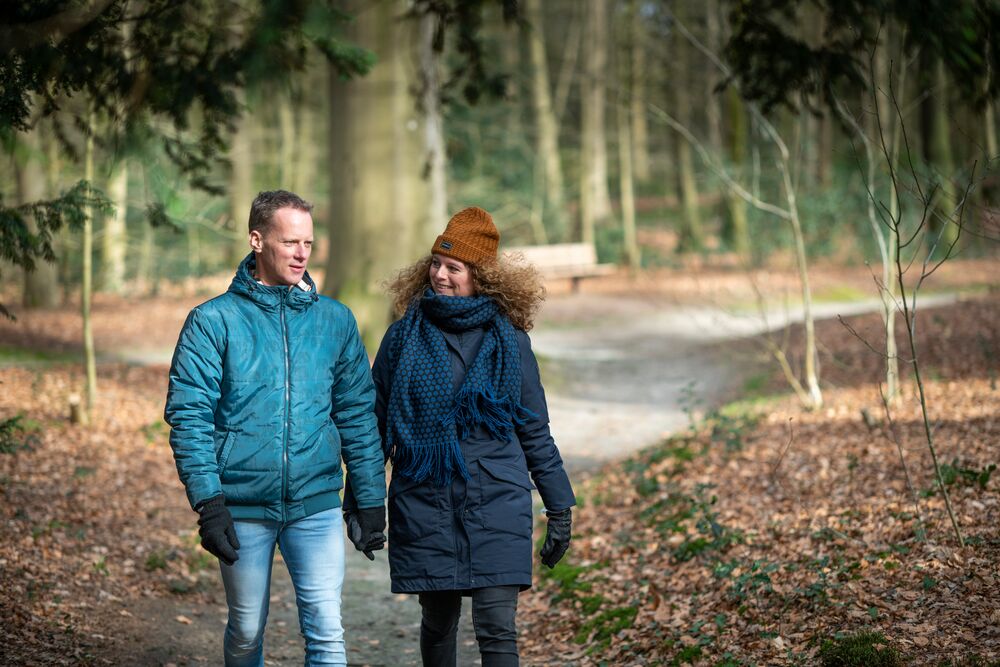 man vrouw wandelen buiten