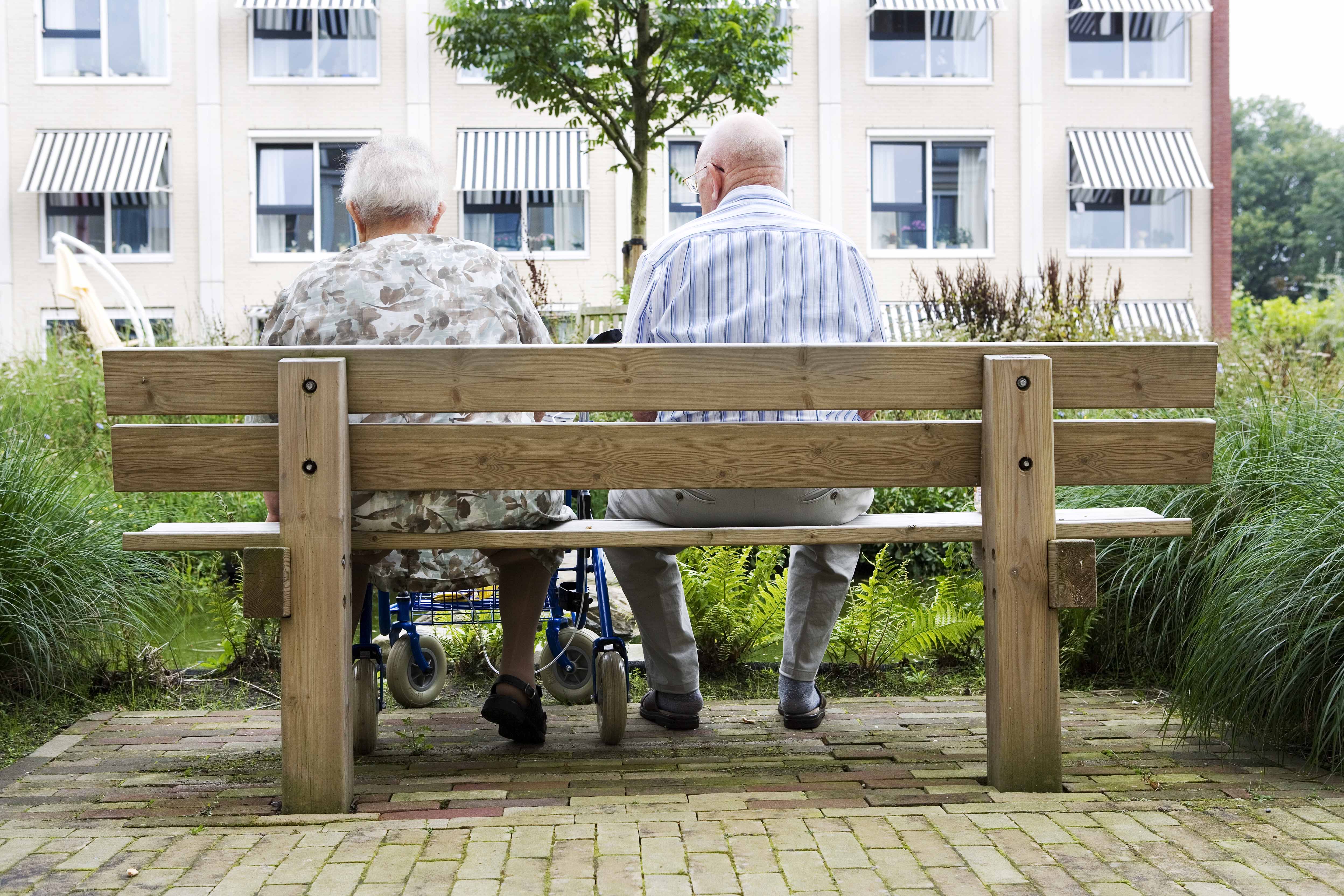Oudere dame en man zittend op een bankje