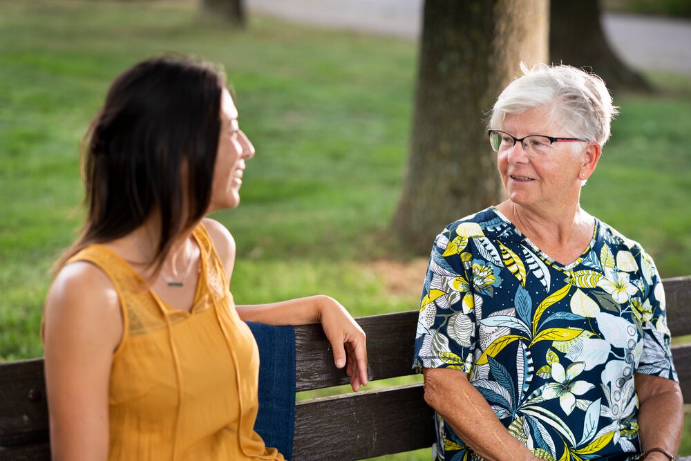 2 vrouwen op een bankje in het park