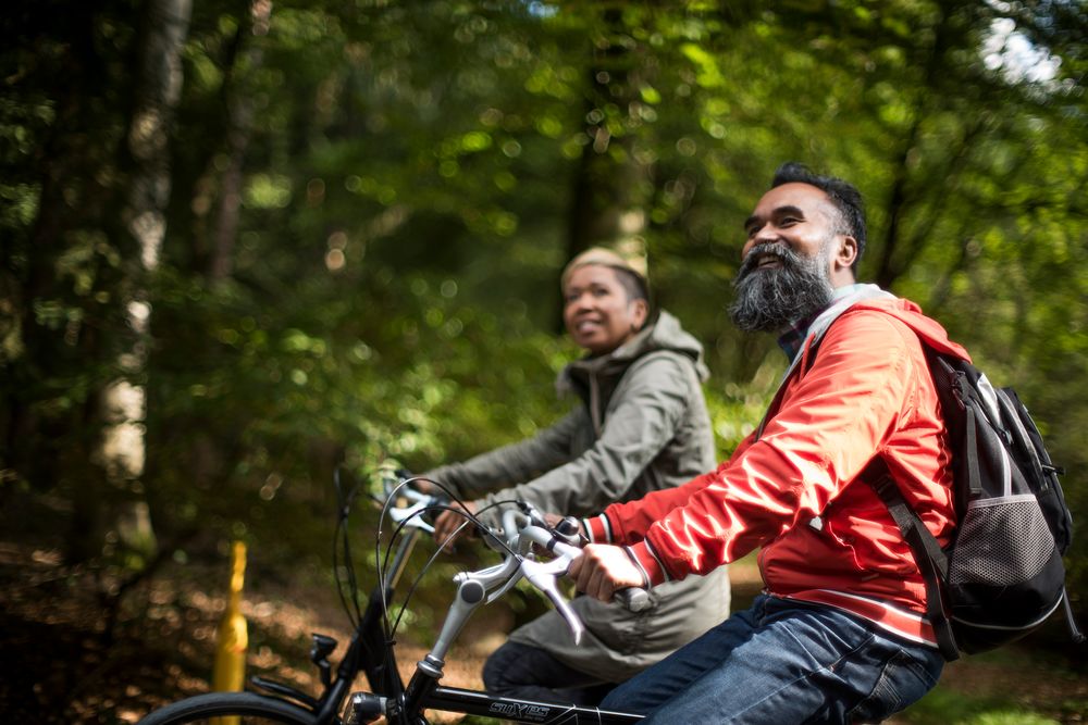 2 mensen fietsen in een bos