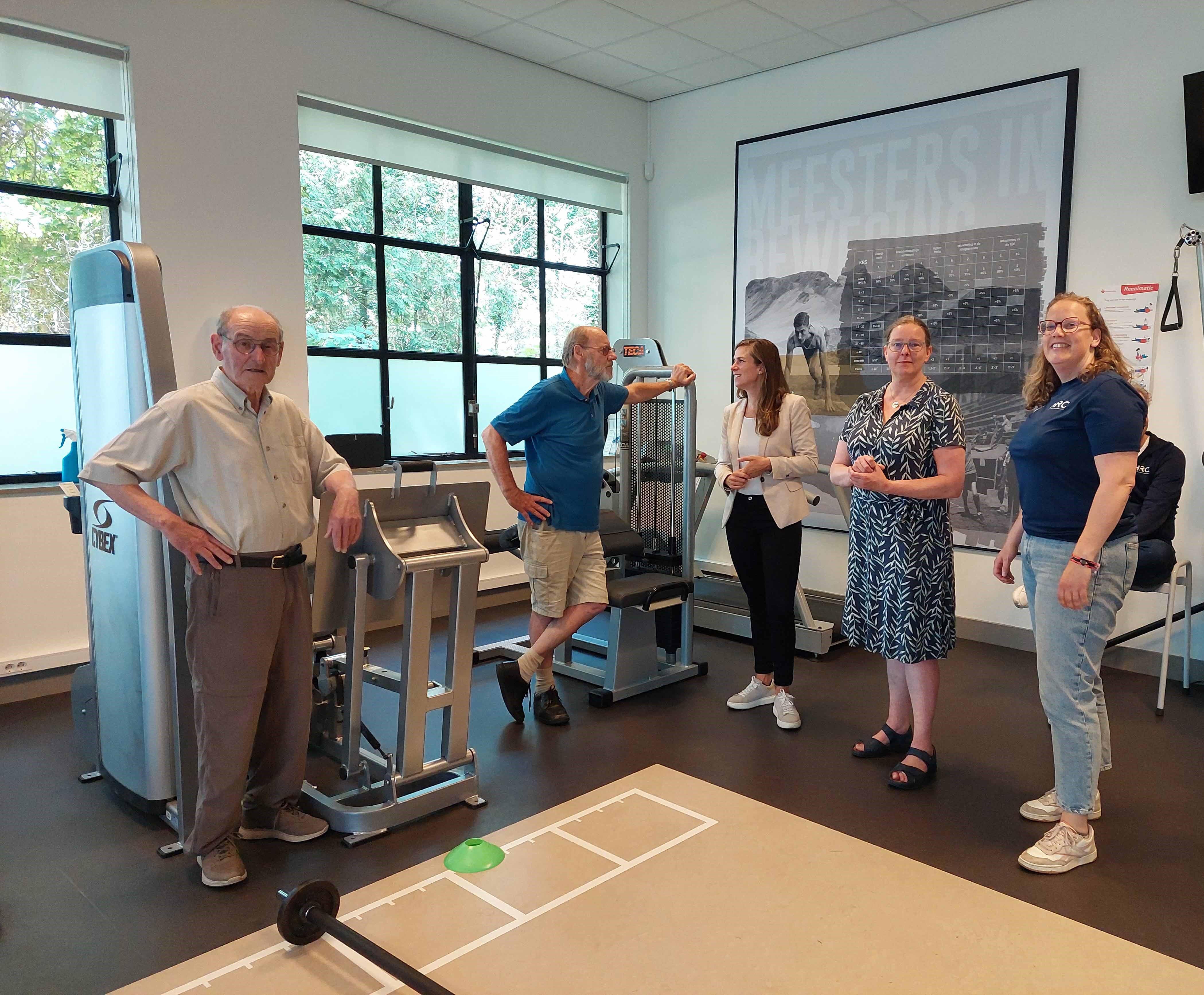 Groep mensen in sportlokaal