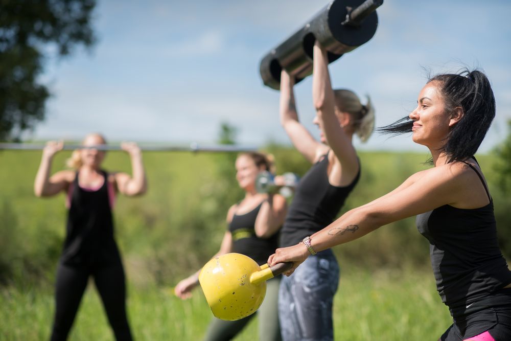 Vrouwen sporten buiten bootcamp